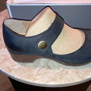 Dansko Beatrice Mary Janes size 9.5
